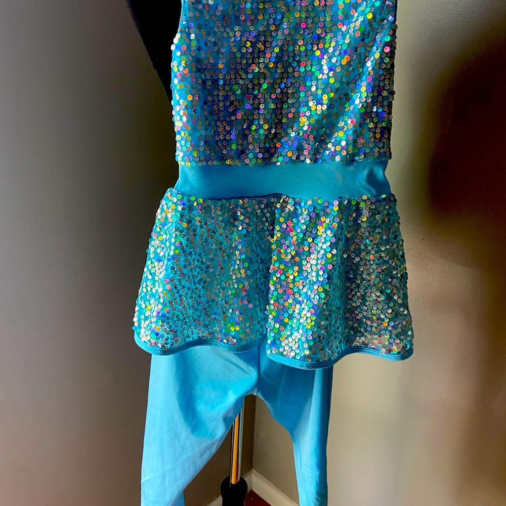 Please do your righthandhands this is a two piece extra large top and bottom
